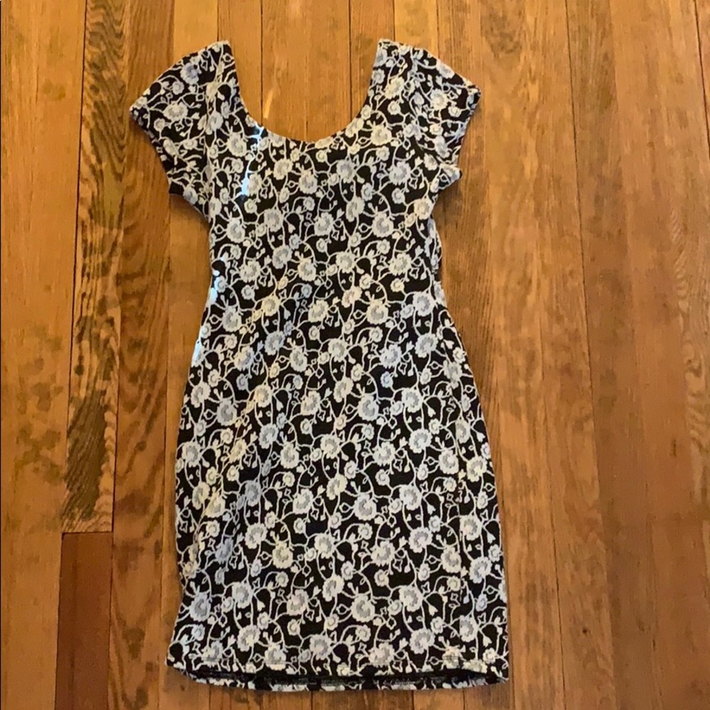 Half opened back with bow detail mini dress.